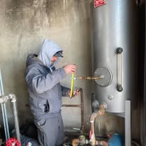 Pressure tank and boiler installation